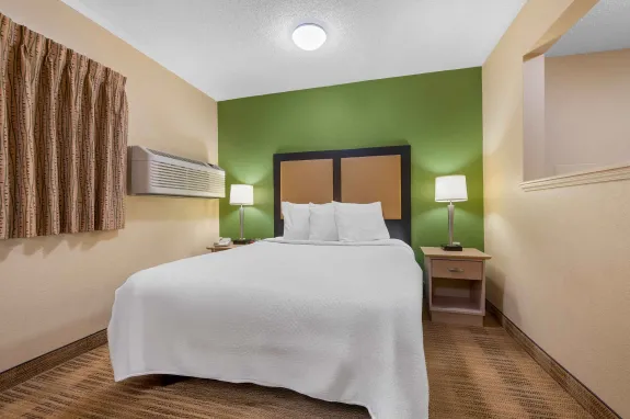 Deluxe Studio - 1 Queen Bed