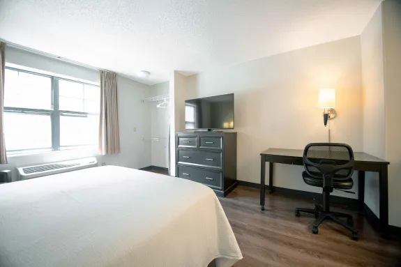 1 Bedroom Suite - 1 King Bed