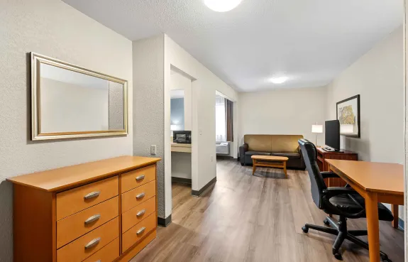1 Bedroom Suite - 1 Queen Bed